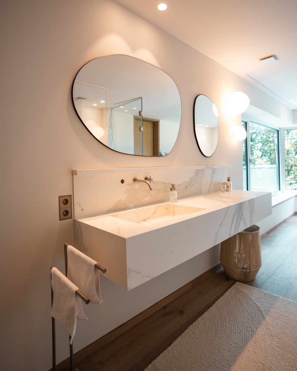 Masterbadezimmer mit Fertigparkett & großformatigen Fliesen