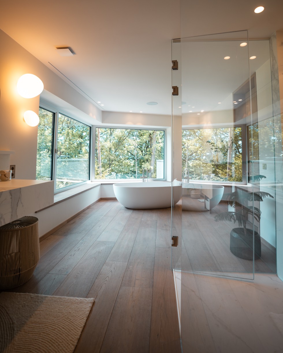 Masterbadezimmer mit Fertigparkett & großformatigen Fliesen