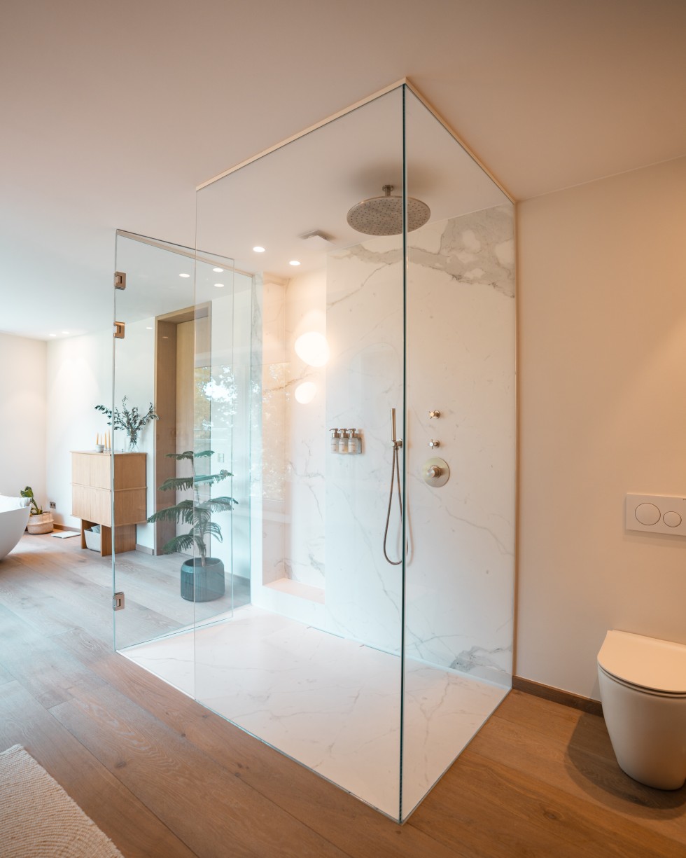 Masterbadezimmer mit Fertigparkett & großformatigen Fliesen