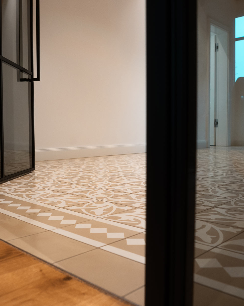 Masterbadezimmer mit Fertigparkett & großformatigen Fliesen